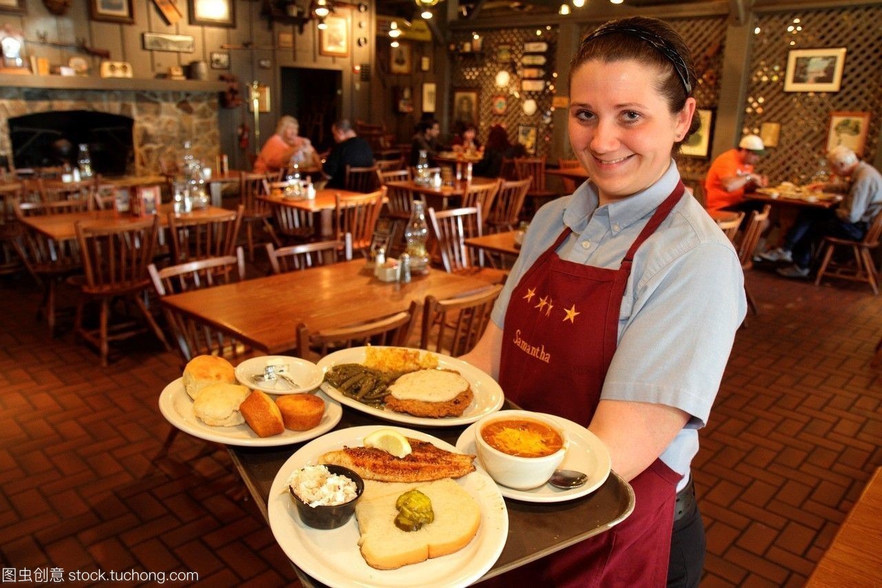 佛羅里達(dá)州勞德代爾堡英尺后餅干桶餐廳女人女服務(wù)員員工制服工作服務(wù)盤子盤子食物午餐魚烤羅非魚塊淋牛排辣椒