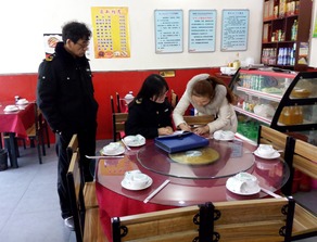 新城區(qū)自強路食品藥監(jiān)所開展餐飲服務(wù)單位食品安全風(fēng)險排查工作