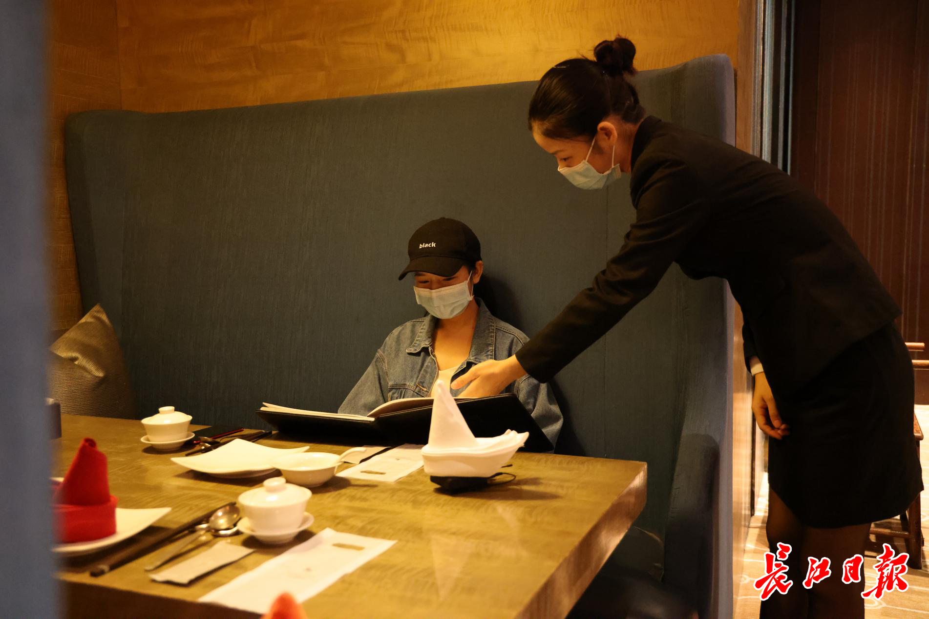 武漢星級酒店餐飲服務(wù)新趨勢 服務(wù)員轉(zhuǎn)型'點(diǎn)菜師'，打造專業(yè)餐飲體驗(yàn)